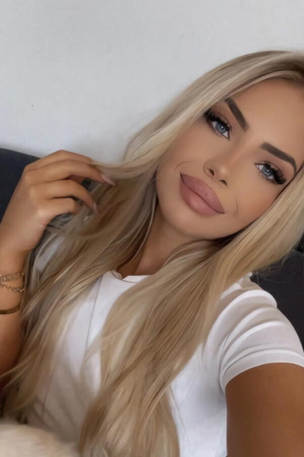 Switte showing off her lips in a sexy close up selfie