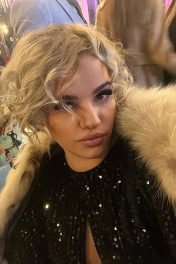 Selfie of blonde Phoenix in a black dress