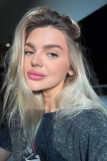 Selfie gallery profile picture of Michaela at this escort agency