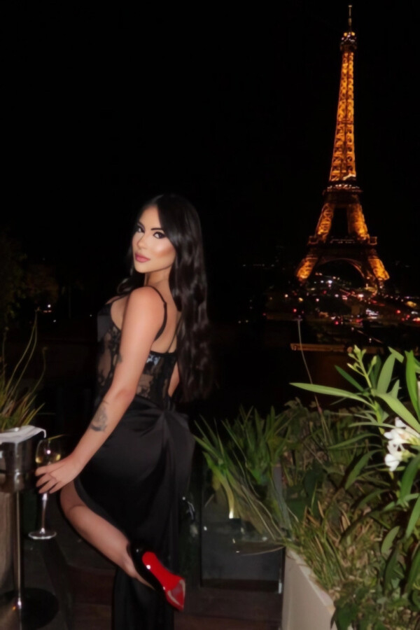 Brazilian escort Mary Bell in Paris with the Eiffel Tower at night