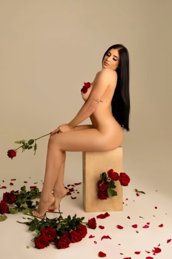 Riri is naked and holding some roses