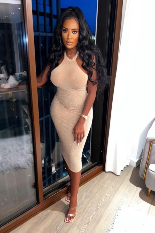 Halle looks very sexy in a tight fitting beige dress and sexy heels