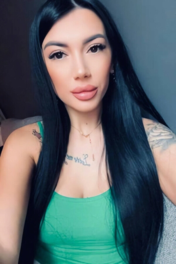 Brunette escort lady Trixie is wearing a green top in this selfie