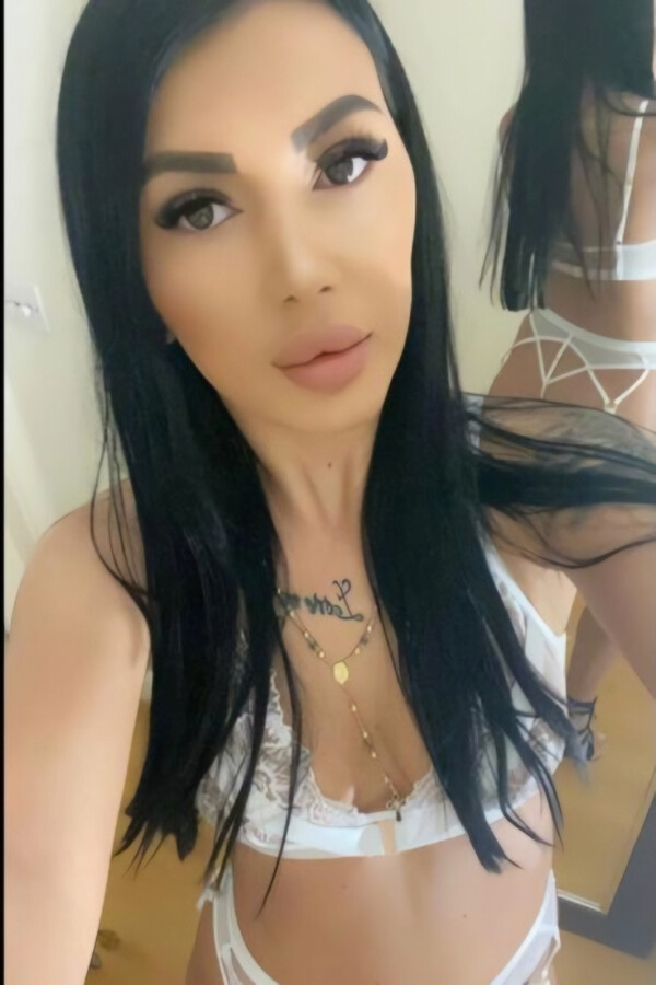 Trixie showing off her lovely figure in this selfie
